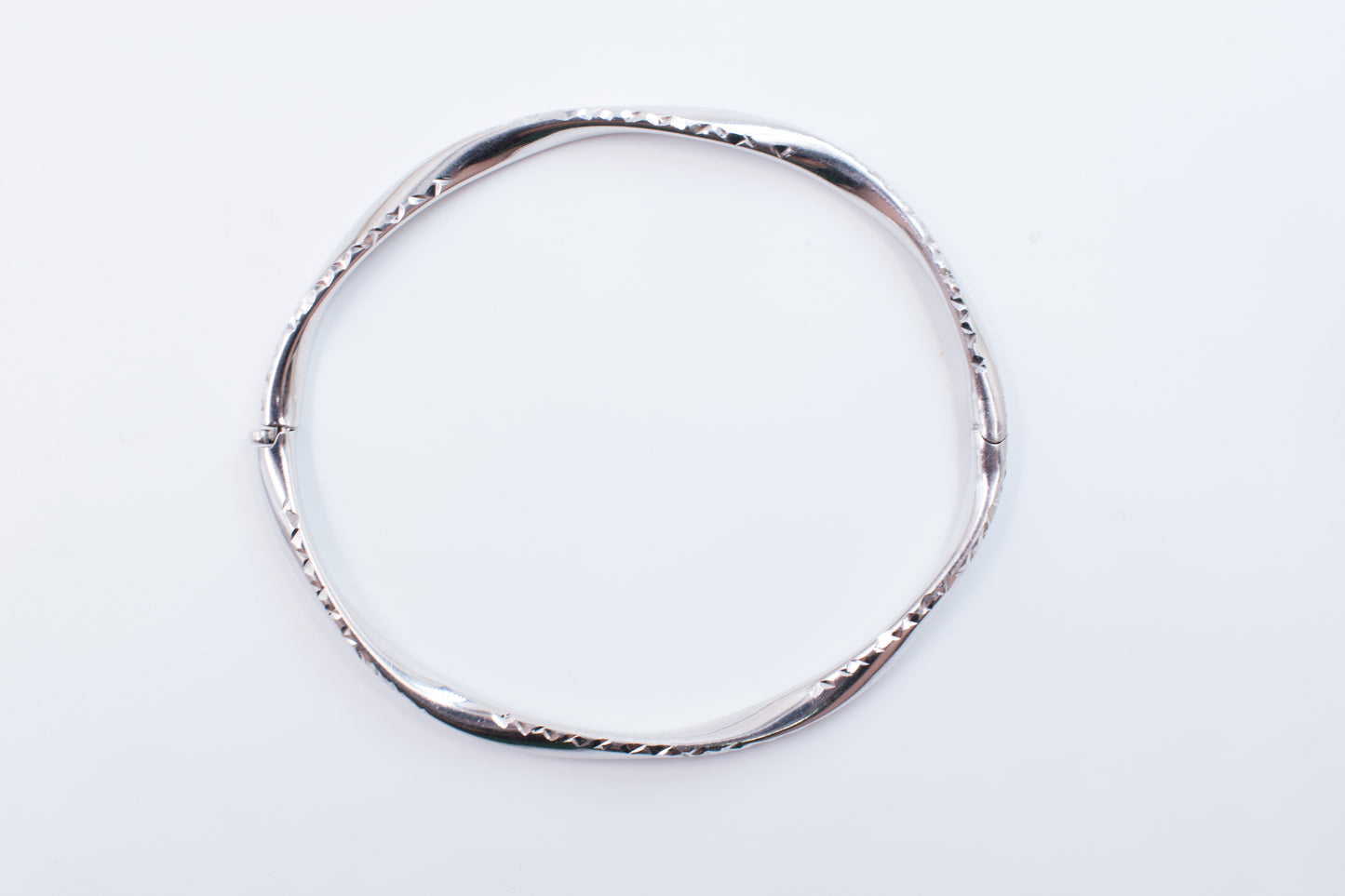 14ct White Gold Hinged Bangle