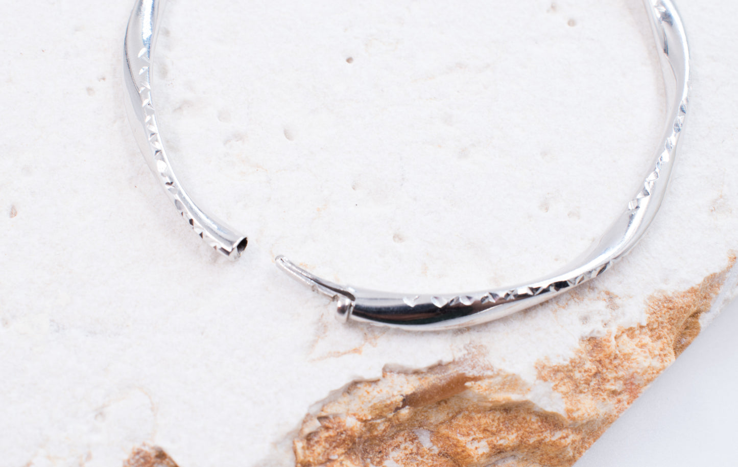 14ct White Gold Hinged Bangle